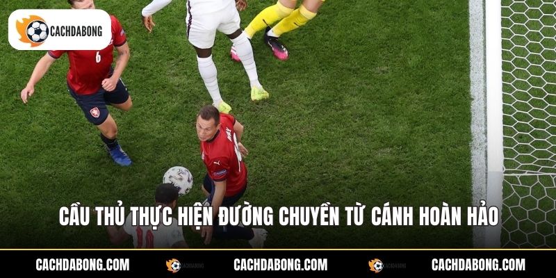 Cầu thủ thực hiện đường chuyền từ cánh hoàn hảo