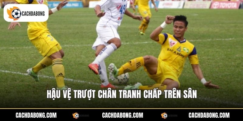 Hậu vệ trượt chân tranh chấp trên sân