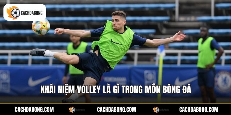 Khái niệm volley là gì trong môn bóng đá
