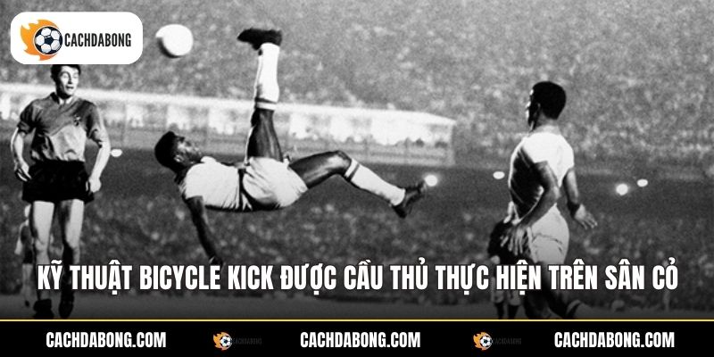 Kỹ thuật Bicycle Kick được cầu thủ thực hiện trên sân cỏ