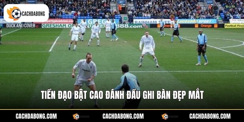 Tiền đạo bật cao đánh đầu ghi bàn đẹp mắt